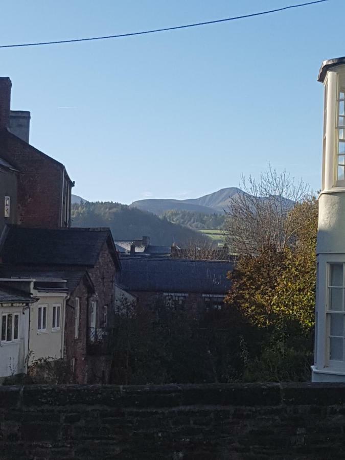 'Yellow Wood Micro Hostel-Eco Urban Bothy Style Very Basic But Cosy Redecorating But Cheap & Friendly Quiet Time Lockout 11Pm-7Am Bring Towel Or Hire Brecon Exterior foto